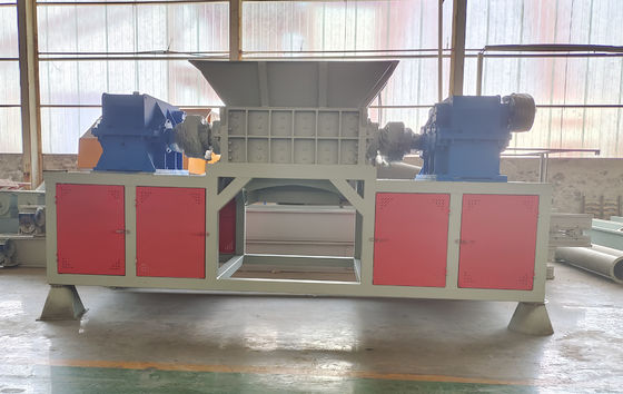 Eenastig versnipper voor het recyclen van kunststofafval en het verwerken van multifunctionele legeringen